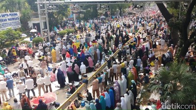 Potret Massa Aksi Kawal MK Salat Hingga ke JPO