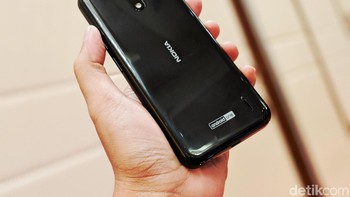 Bagian belakang punya material plastik tanpa dilengkapi sensor sidik jari. (Foto: detikINET/Adi Fida Rahman)