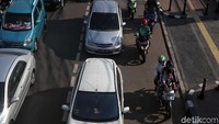 Akibatnya, Jalan Medan Merdeka Timur kelebihan beban dan menyebabkan kemacetan.
