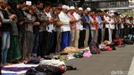 Massa Aksi Gelar Salat Zuhur Berjemaah di Depan MK