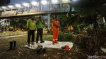 Pasukan Oranye Bersihkan Lokasi Aksi Kawal Sidang MK