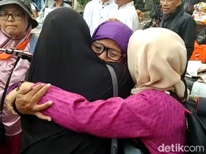 Emak-emak Menangis dan Berpelukan Tinggalkan Lokasi Aksi Kawal Sidang MK