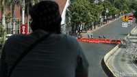 Warga melihat kawat berduri yang menutup Jalan Veteran.