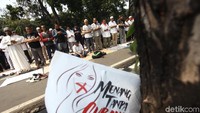 Mayoritas massa yang ada di Jl Medan Merdeka Barat salat berjemaah.