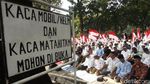 Massa Aksi Gelar Salat Zuhur Berjemaah di Depan MK