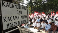 Salat Zuhur berjaam diikuti para peserta aksi.