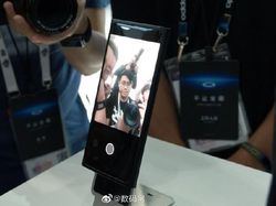 Penampakan Ponsel Oppo Berkamera Selfie di Bawah Layar