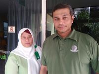 Direktur Pelayanan Medik yang juga Ketua Tim Siaga RS Budi Kemuliaan dr M Rifki. Dia didampingi Kepala bagian IGD, suster Sutiana. 