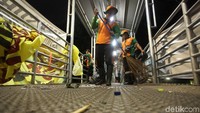 Pasukan Oranye juga membersihkan sampah yang tersisa di JPO.