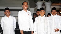 Senyum juga tersungging di bibir capres-cawapres nomor 01 tersebut.  