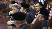 MK dalam putusan menolak dalil tim hukum Prabowo-Sandiaga soal pencoblosan surat suara secara beramai-ramai di Mimika, Papua. MK menolak karena dalil tersebut tidak didukung bukti yang valid.