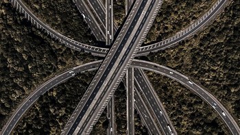 Begini pemandangan jalan tol yang diambil dari udara. Istimewa/Dok. Boredpanda/thedronelad.