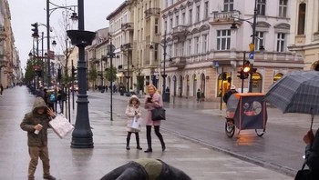 Ia membaut sebuah proyek jahil yang dnamai Urban Theater. (Foto: Boredpanda)