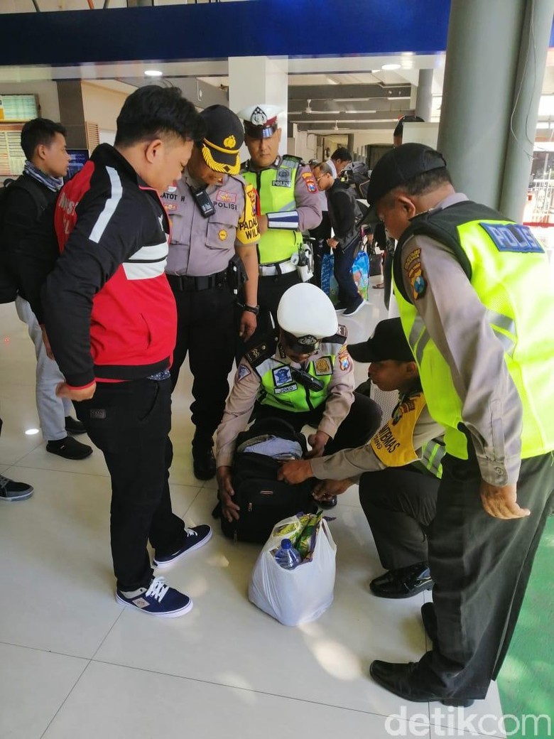 Stasiun Gubeng Dirazia Cegah Massa Bergabung di Demo Sengketa Pilpres Stasiun Gubeng Dirazia Cegah Massa Bergabung di Demo Sengketa Pilpres