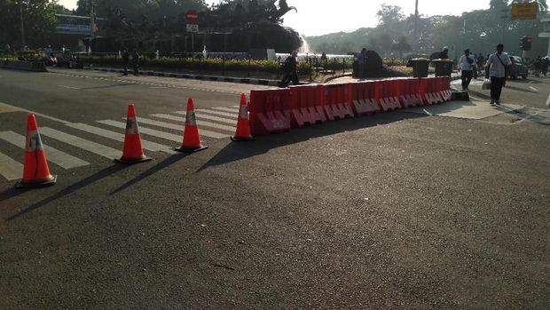 Barier dari plastik dipasang membentang untuk menutup jalan