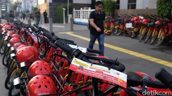 Banyak warga yang sudah mencoba sepeda dan otopet GoWes ini. Asal tahu saja, meski gratis, perusahaan juga tetap menjaga keamanan sepeda dan otopet listrik ini loh. Sebab, kedua barang ini dilengkapi sistem pelacak yang sudah diset oleh perusahaan.