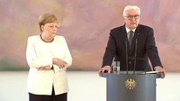 Insiden kedua terjadi pada 27 Juni lalu, saat Merkel terlihat kejang-kejang ketika berdiri di sebelah Presiden Jerman, Frank-Walter Steimeier, dalam sebuah acara indoor. Saat itu Merkel tampak melipat kedua lengannya untuk menghentikan kejang-kejang tersebut. Foto: REUTERS/Reuters TV
