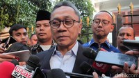 Zulkifli Hasan nampak memberikan keterangan kepada awak media yang telah menanti di depan kediaman Prabowo Subianto di Jalan Kertanegara, Jakarta.