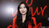 Isyana Sarasvati tampil serba merah saat menghadiri sebuah acara belum lama ini. Foto: Palevi S/detikFoto