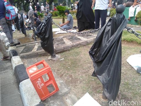 Ada juga kantong sampah digantung.