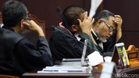 Ketua tim hukum Prabowo-Sandiaga Uno Bambang Widjojanto (BW) dan anggota tim hukum Prabowo-Sandiaga Uno Denny Indrayana mendengarkan isi berkas putusan yang dibacakan oleh para hakim Mahkamah Konstitusi, Jakarta, Kamis (27/6/2019).