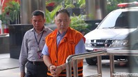 Budi Winarto tiba di gedung KPK dengan tangan diborgol.