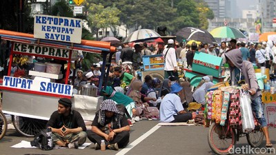 Laris Manis Dagangan PKL oleh Peserta Aksi Kawal MK