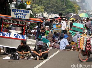Laris Manis Dagangan PKL oleh Peserta Aksi Kawal MK