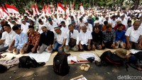 Begini momen massa kawal aksi MK saat menggelar salat Zuhur berjemaah di depan MK, Kamis (27/6/2019).