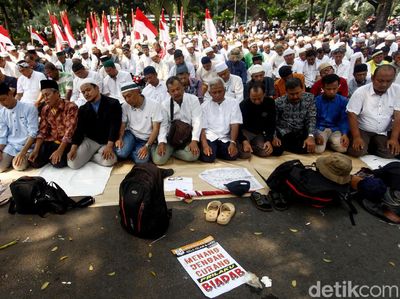 Massa Aksi Gelar Salat Zuhur Berjemaah di Depan MK