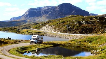 Potret sebuah mobil van berkendara melintasi perbukitan dan danau yang menawan di kawasan Norwegia. Istimewa/Dok. Boredpanda/ dgdrc.