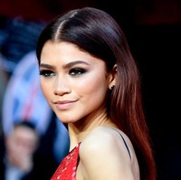 Smokey-eyes yang menciptakan kesan misterius menjadi andalannya untuk makeup. Sementara itu, rambut panjangnya yang lurus dibiarkan tergerai.  (Foto: Getty Images)