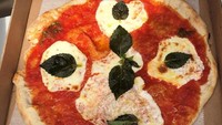 Siapa bilang pizza nggak bisa dinikmati di theme park? Di Luna Park, Coney Island ada makanan favorit Neapolitan Pizza. Semua bahannya masih impor dari Italia. Foto: Luna Park