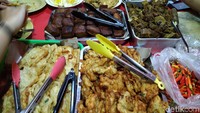 Bumbu kacangnya bisa dipilih mau yang tidak pedas, pedas sedang hingga super pedas. Bumbunya punya konsistensi kental dengan rasa gurih manis dan legit.  Foto: Devi S. Lestari/detikFood