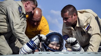 Para astronot kemudian dikeluarkan satu per satu dari kapsul. Foto: Reuters