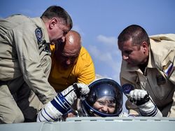 Momen Dramatis Kapsul Rusia Pulangkan Astronot ke Bumi
