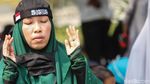 Massa Aksi Gelar Salat Zuhur Berjemaah di Depan MK