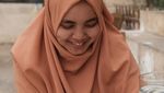 Gemar Kulineran, Ini Pose Istri Ustaz Felix Siauw Saat Makan Kunafe hingga Ngopi