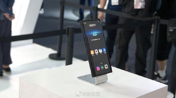 Inilah ponsel prototipe Oppo yang memiliki kamera di bawah layar. Foto: Weibo