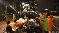 Plastik-plastik besar berisi sampah itu langsung diangkut menggunakan mobil bak terbuka.