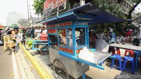 Para pedagang meraup unutng ditengah massa aksi. Seperti salah satunya Alif, seorang pedagang donat misalnya. Baru satu jam berjualan, dagangannya sudah habis diborong para peserta aksi di kawasan Patung Kuda.