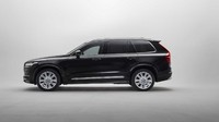 Kali ini produsen mobil Kaum Ningrat asal Swedia, Volvo pun tak mau ketinggalan. Volvo membuat SUV XC90-nya semakin kuat dengan perlindungan ekstra anti-peluru. Mobil biasanya digunakan oleh kalangan atas seperti politisi, diplomat, dan lainnya yang membutuhkan perlindungan berlebih. Foto: Volvo