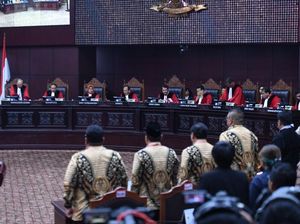 MK Tolak Dalil 02 soal Jokowi Langgar Asas Pemilu karena Baju Putih