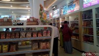  Replika Omah Kapal ini dibangun oleh pabrik jenang Mubarok Food. Wisatawan bisa belanja oleh-oleh jenang sambil melihat replika Omah Kapal. (Akrom Hazami/detikcom)
