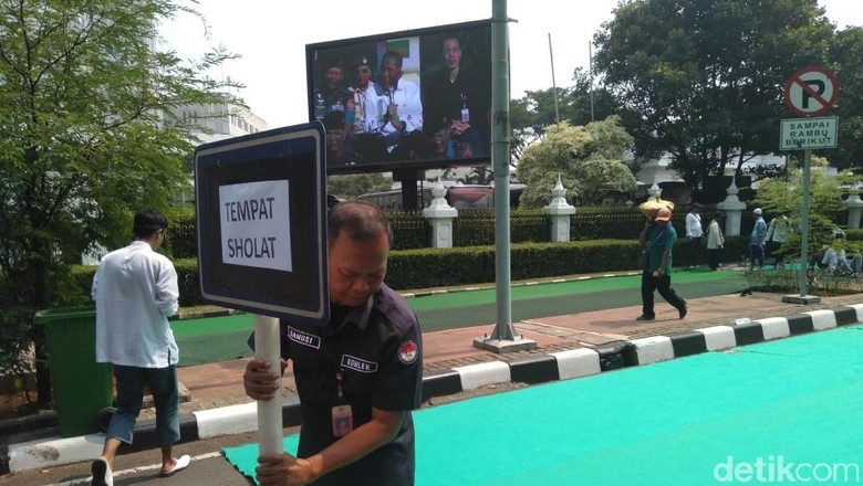 Kemenhan Sediakan Karpet hingga Air Wudu untuk Massa Aksi Kawal MK Kemenhan Sediakan Karpet hingga Air Wudu untuk Massa Aksi Kawal MK