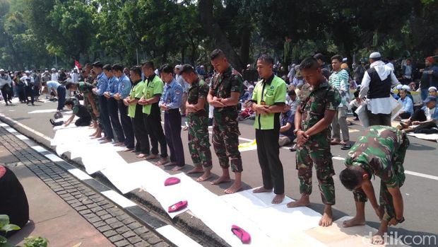 TNI ikut salat berjemaah di lokasi aksi