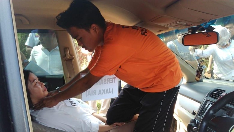 Polisi Rekonstruksi Pembunuhan ABG Perempuan oleh Tunangan di Tangerang Polisi Rekonstruksi Pembunuhan ABG Perempuan oleh Tunangan di Tangerang