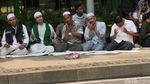 Massa Aksi Gelar Salat Zuhur Berjemaah di Depan MK