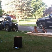 Begini jadinya kalau ibu membiarkan ayah bermain dengan anaknya di luar ruangan. (Foto: Dok. BrightSide)