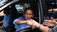 Saat tiba di Kertanegara, Sandiaga nampak menyalami sejumlah orang yang telah lebih dulu hadir di sana. Sandi sempat menyampaikan persiapannya hari ini. Dia mengaku sudah berdoa dan siap menghadapi putusan MK.